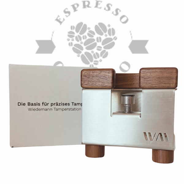 Wiedemann Manufaktur Tamperstation aus Edelstahl und Nussbaum
